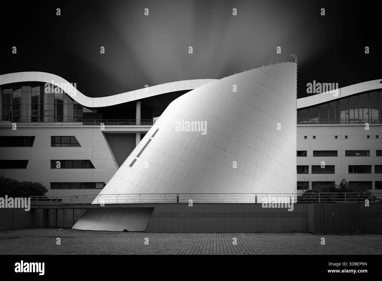 Architettura fine Art in bianco e nero. Vista di un edificio moderno dalle forme arrotondate a la Villette Foto Stock