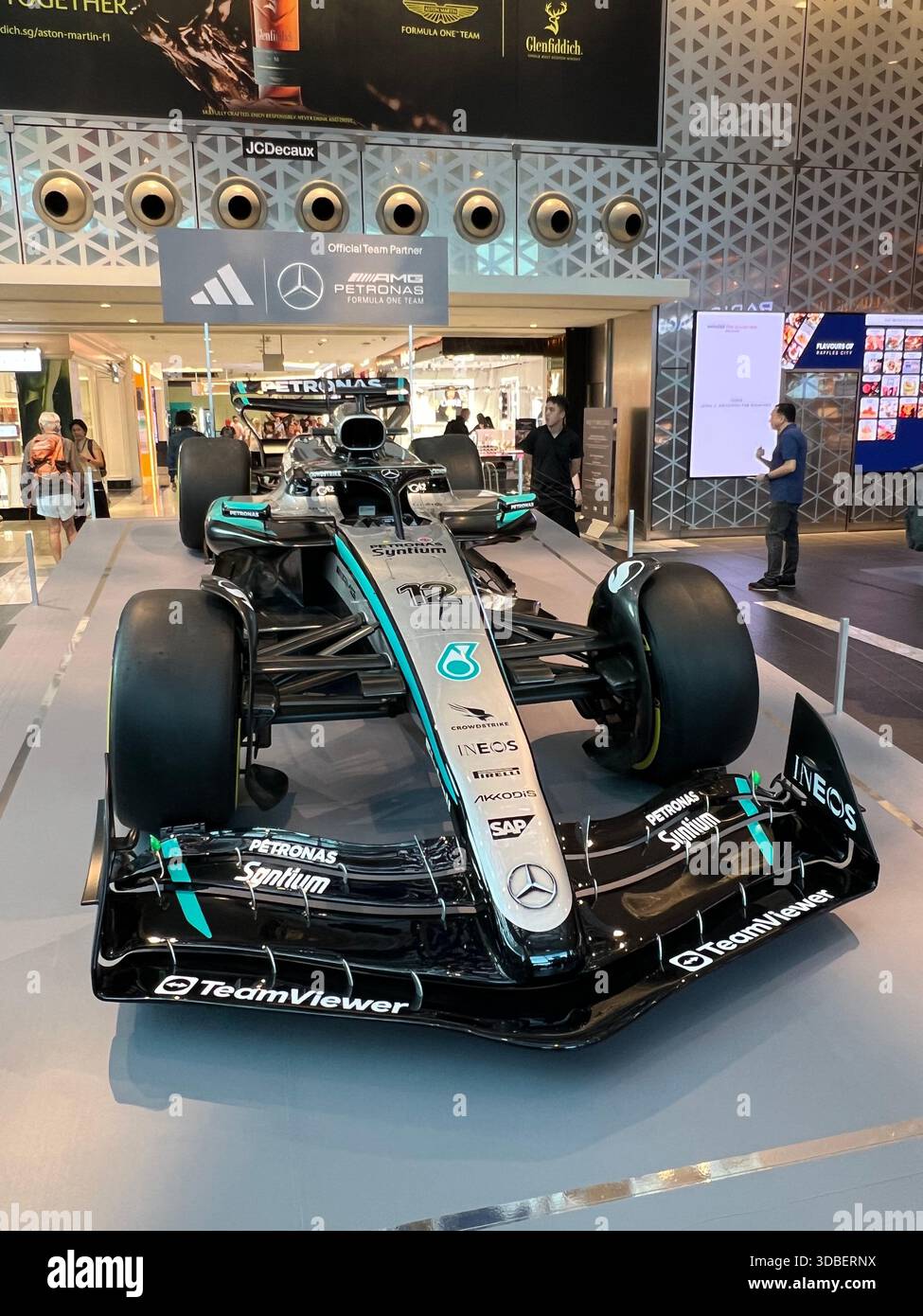 Repliche autentiche di Formula 1 in esposizione a Singapore. 2025 - Immagine stock catturata con smartphone