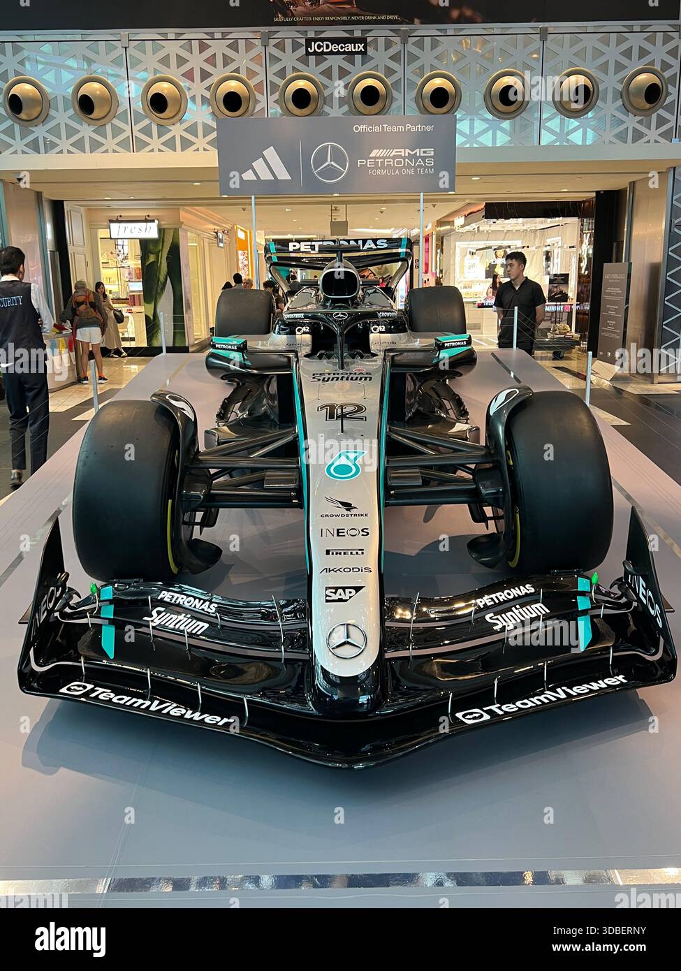 Repliche autentiche di Formula 1 in esposizione a Singapore. 2025 - Immagine stock catturata con smartphone