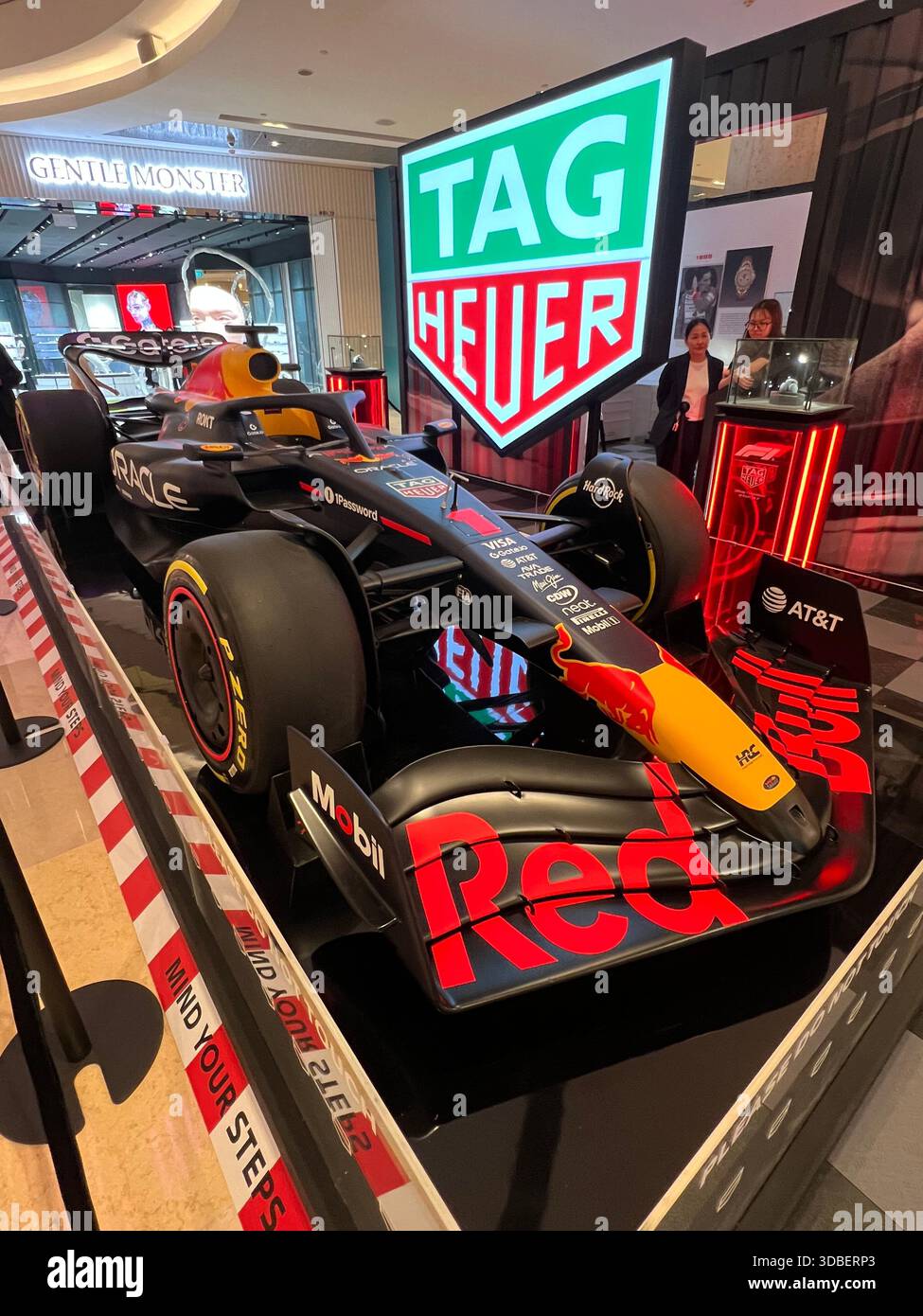 Repliche autentiche di Formula 1 in esposizione a Singapore. 2025 - Immagine stock catturata con smartphone