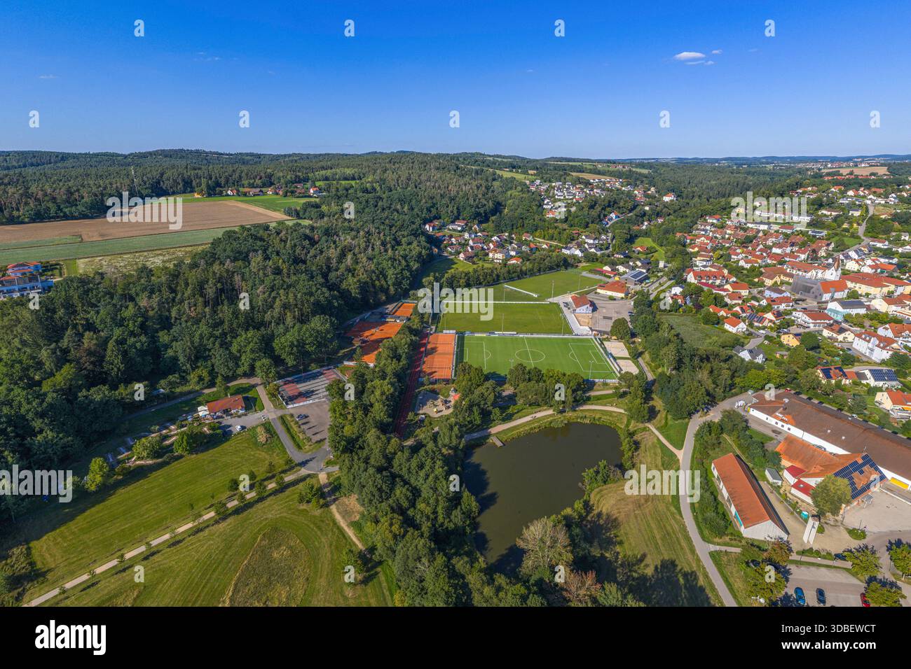 Il comune di Wenzenbach, a nord-est di Ratisbona, ai margini della foresta bavarese, visto dall'alto Foto Stock