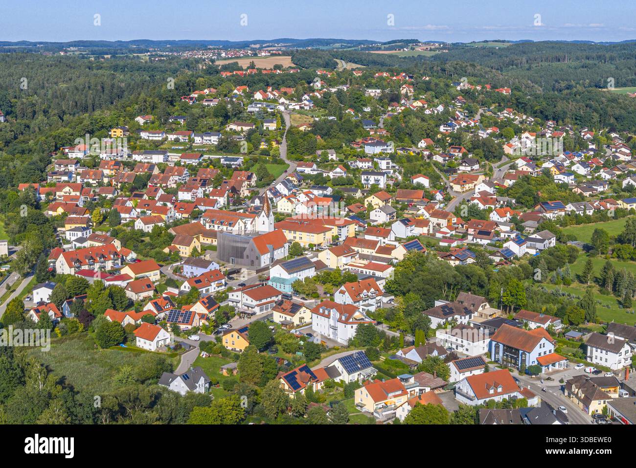 Il comune di Wenzenbach, a nord-est di Ratisbona, ai margini della foresta bavarese, visto dall'alto Foto Stock