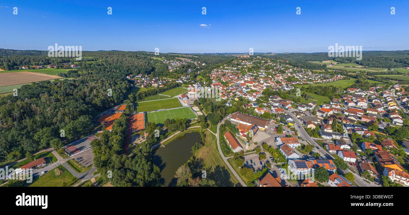 Il comune di Wenzenbach, a nord-est di Ratisbona, ai margini della foresta bavarese, visto dall'alto Foto Stock