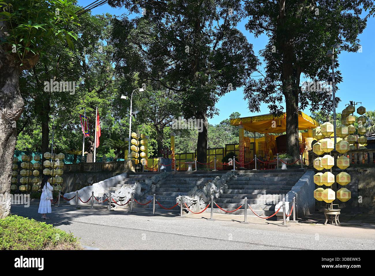 Visitatore che rende omaggio alla fondazione e alla scala reale dell'ex Palazzo Kinh Thien, la Cittadella Imperiale di Thang Long, che fu distrutta nel 1886 Foto Stock