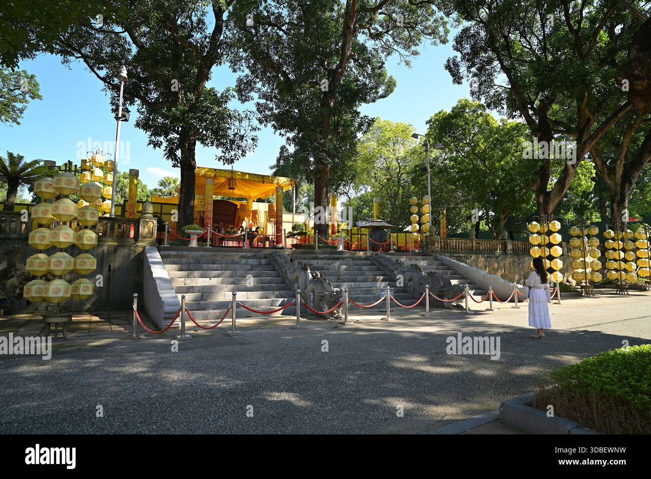 Fondazione e scala rimanente dell'ex Palazzo Kinh Thien presso la Cittadella Imperiale di Thang Long, con draghi storici di pietra risalenti alla Dinastia le Foto Stock