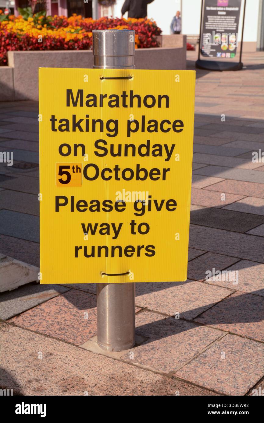 Maratona che si terrà domenica 5 ottobre - si prega di lasciare il passo ai corridori - firma Foto Stock
