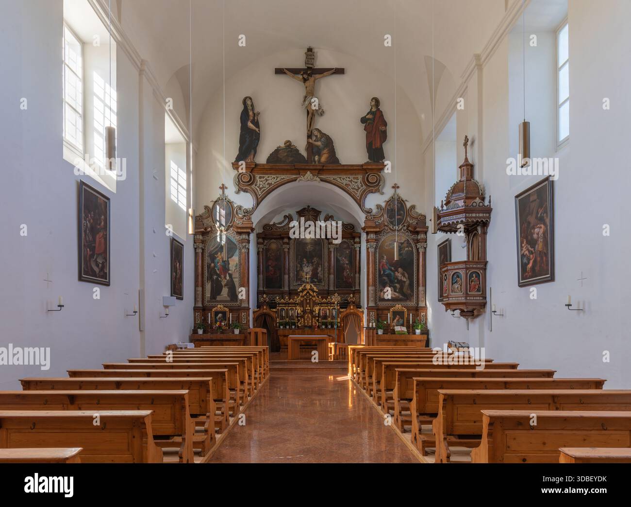 SALISBURGO, AUSTRIA - 6 SETTEMBRE 2025: Navata della chiesa Kapuzinerkirche. Foto Stock
