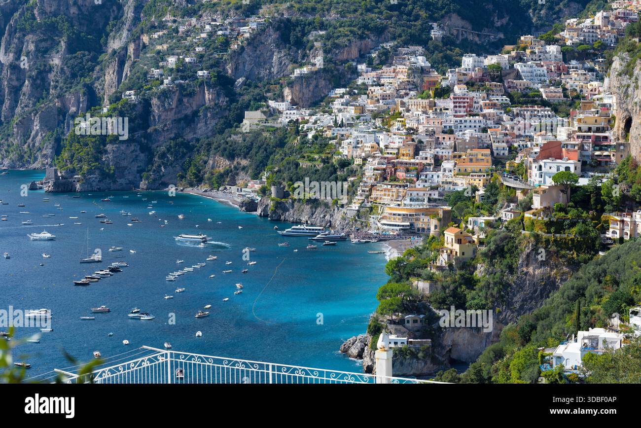 Positano - Costiera Amalfitana - la città con la costa e le montagne. Foto Stock
