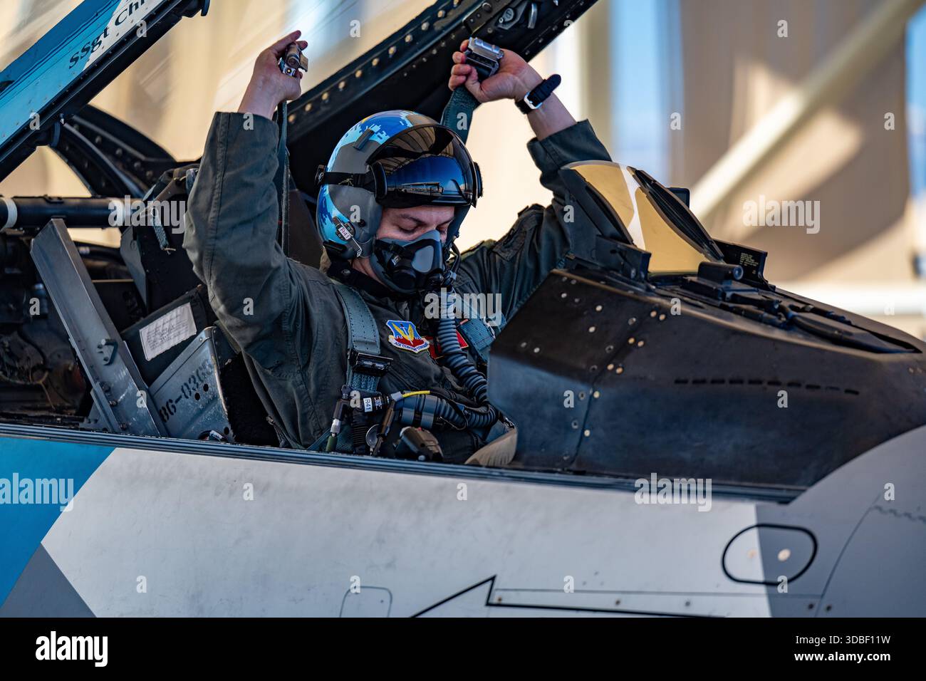 Il maggiore Nicholas Belinski, un F-16C che combatte contro Falcon, pilota aggressore assegnato al 64th Aggressor Squadron (AGR), si prepara ad allacciarsi Foto Stock