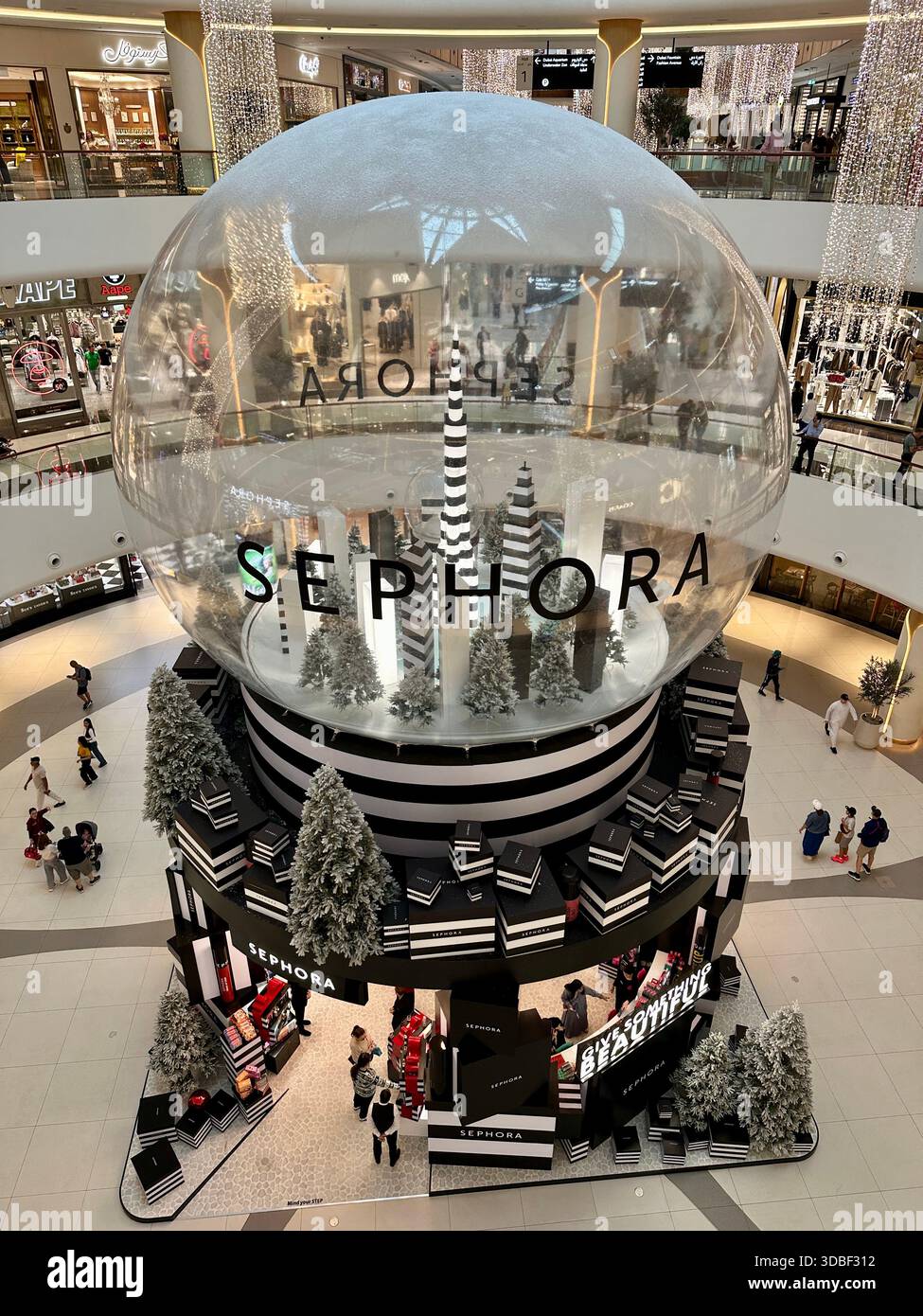 Decorazione Sephora Snow Globe Dubai Mall - Immagine stock catturata con smartphone