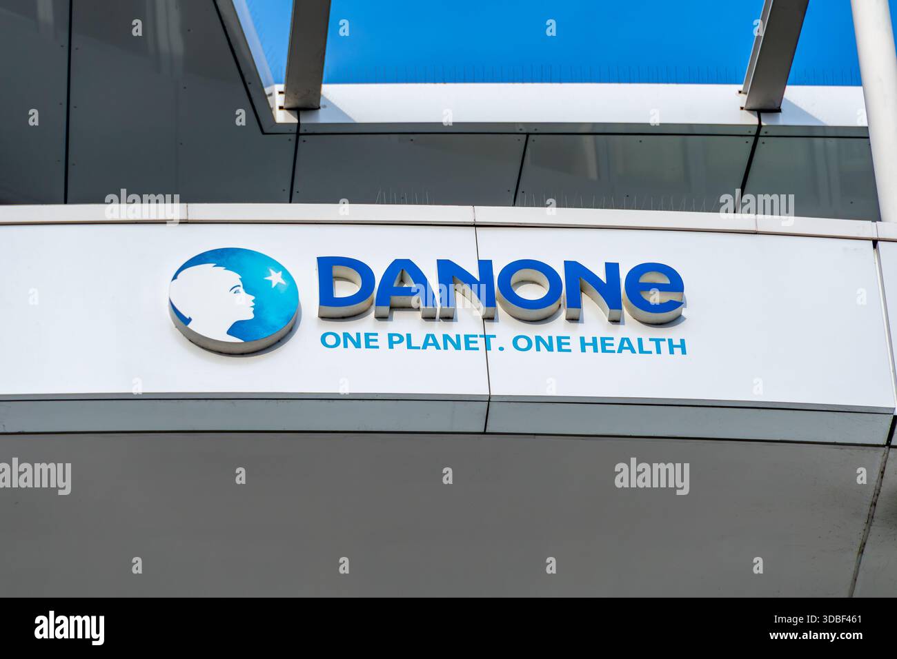 Firma sulla sede centrale di Danone France. Danone è una multinazionale alimentare francese quotata alla Borsa di Parigi e parte dell'INDE CAC 40 Foto Stock