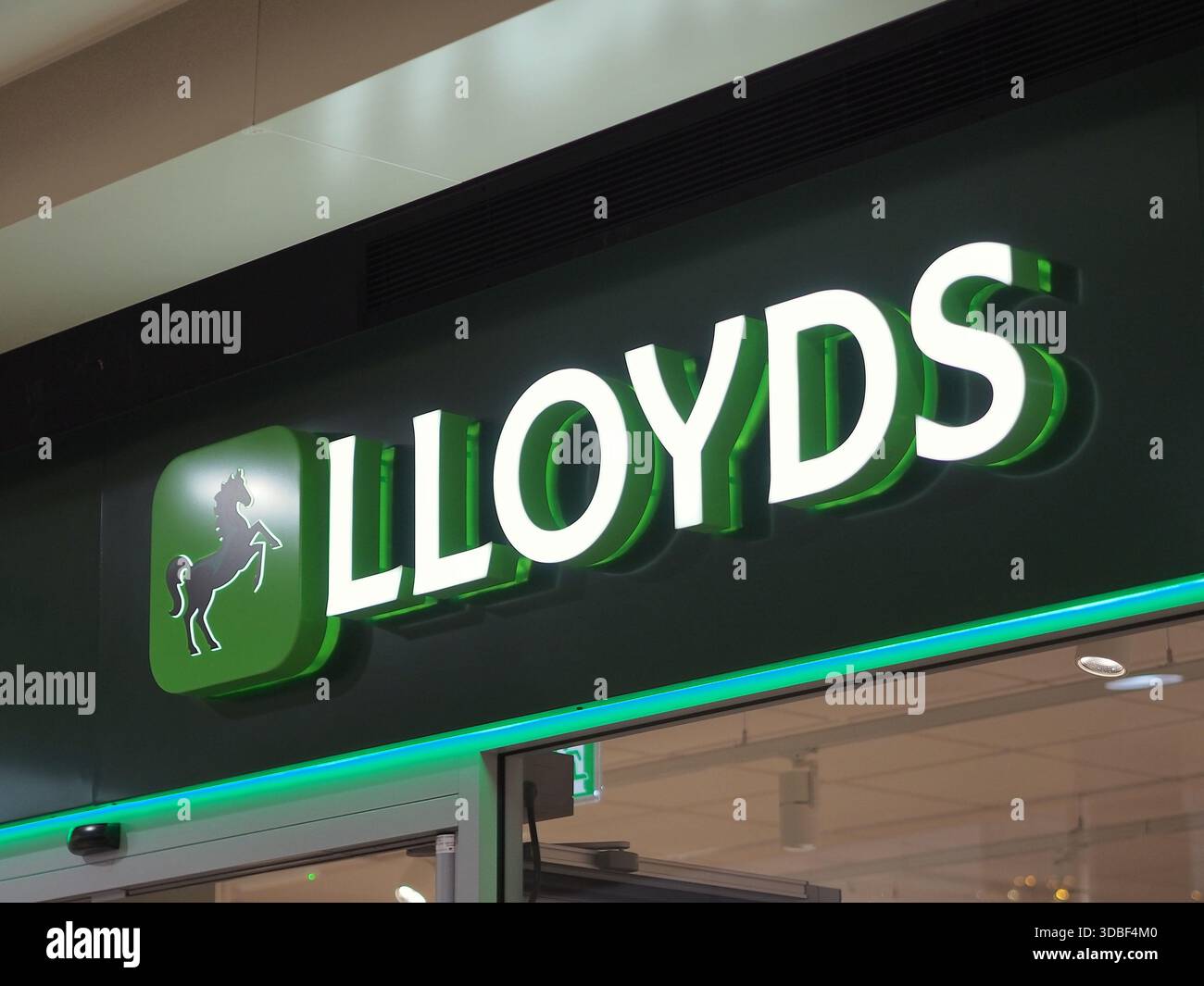 LED neon Lloyds Bank firma a Wolverhampton - dicembre 2025 Foto Stock