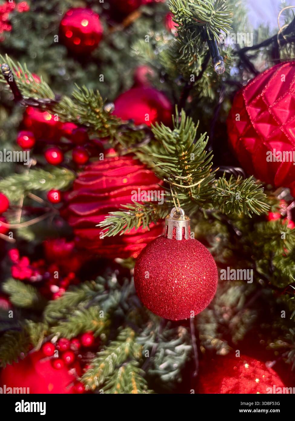 Una vista delle decorazioni natalizie - Immagine stock catturata con smartphone