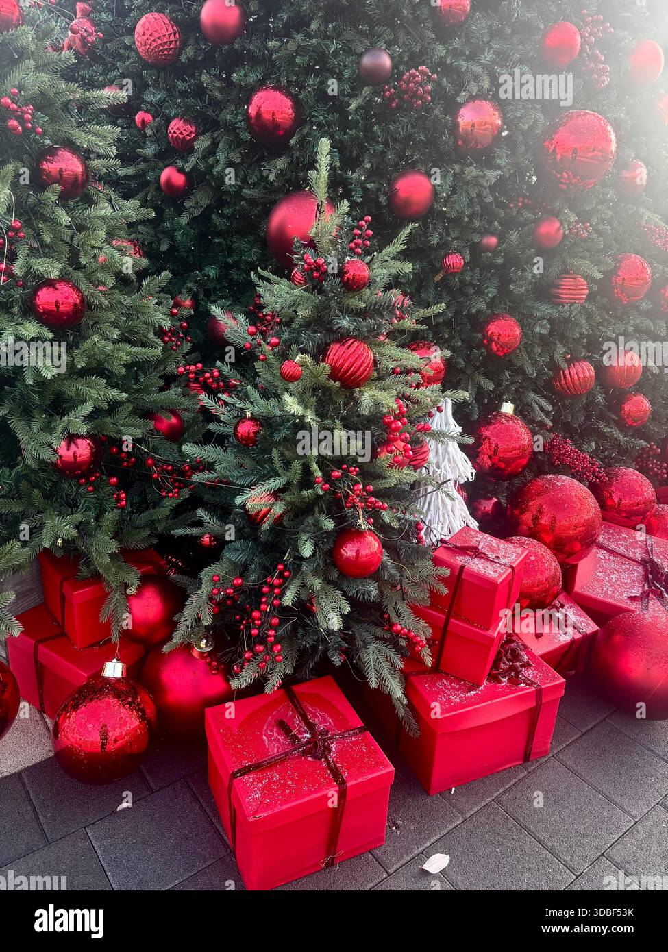 Una vista delle decorazioni natalizie - Immagine stock catturata con smartphone