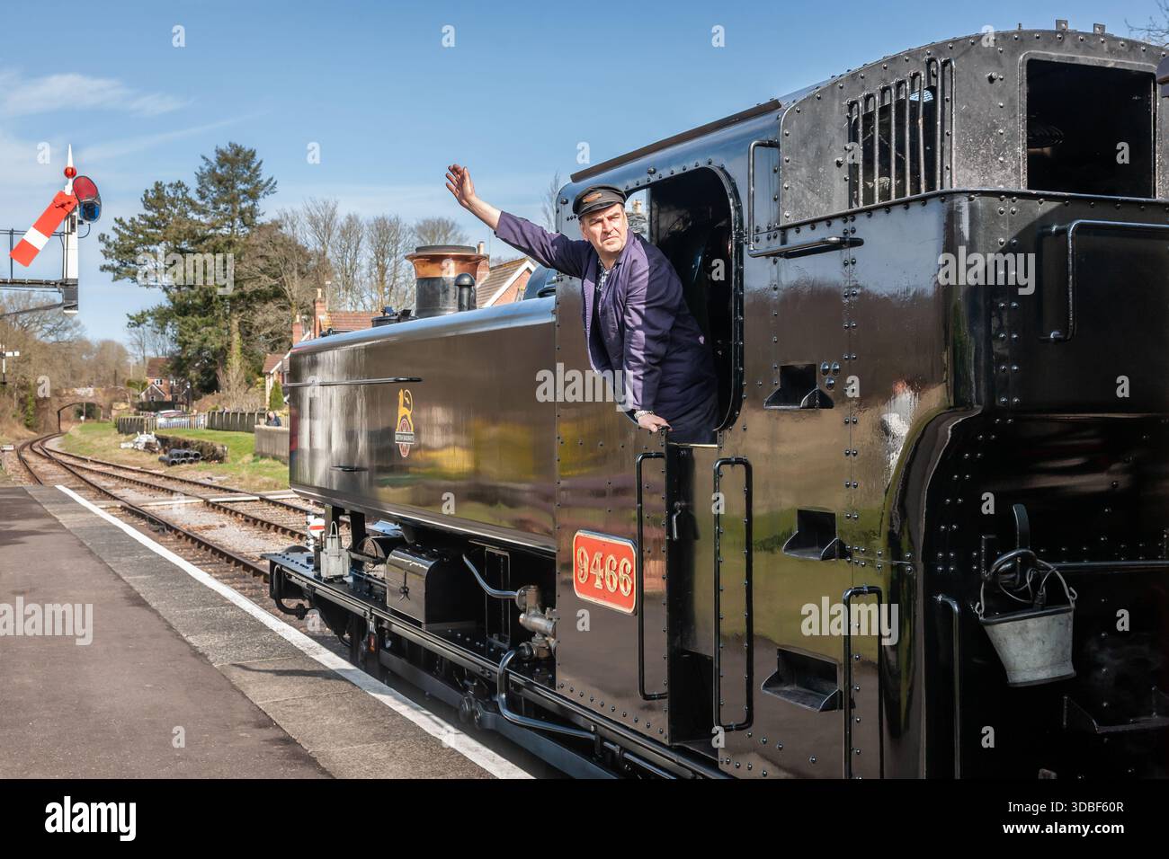 L'autista del BR 94xx 0-6-0T No.9466 riceve il diritto alla stazione di Crowcombe Heathfield sulla West Somerset Railway, Somerset, Inghilterra, Regno Unito Foto Stock