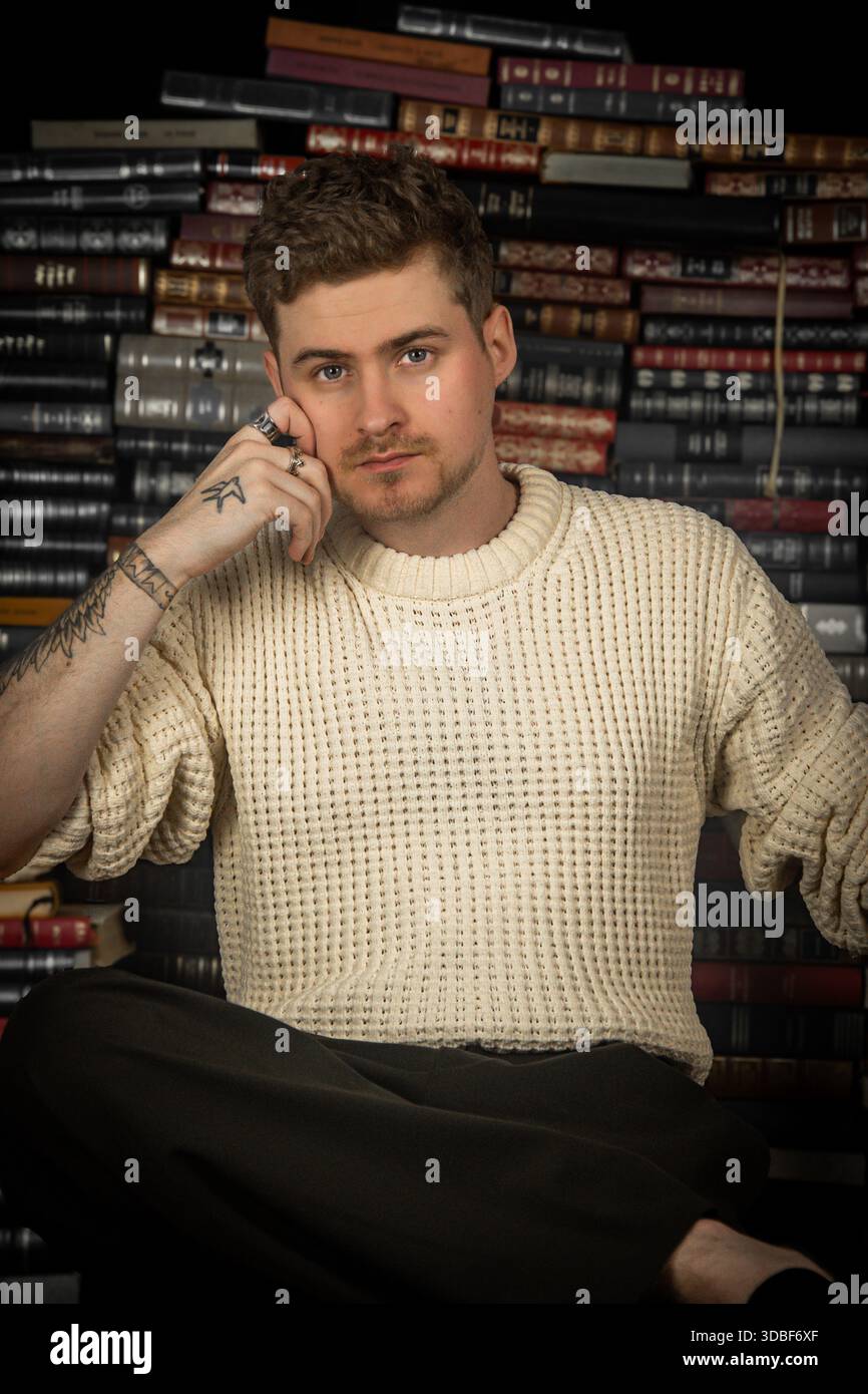Fabian Flécheux, autore francese, durante la promozione del suo romanzo “Condamné”, Francia, 2025. Foto Stock