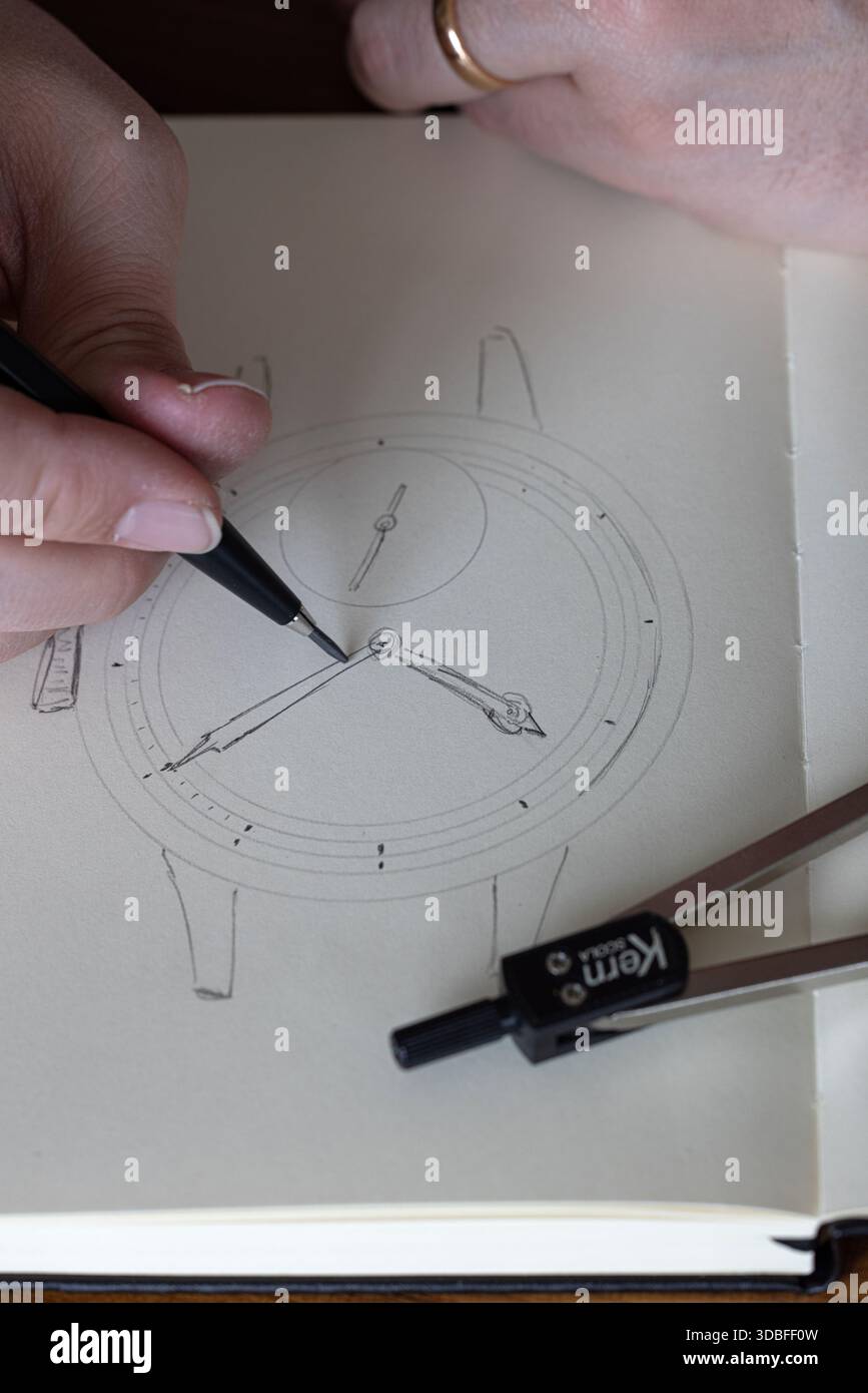 Vista dall'alto di uno schizzo tecnico tradizionale disegnato a mano per un design da polso. Foto Stock