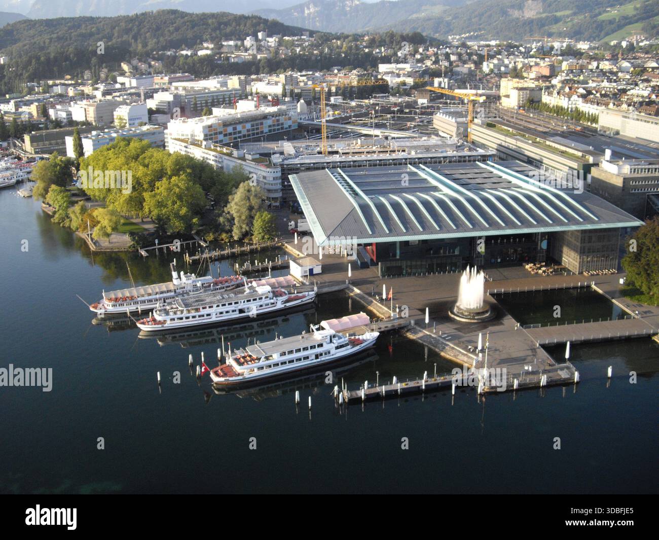 Veduta aerea del KKL Lucerna (Centro culturale e congressuale) e delle navi passeggeri SGV attraccate sul Lago di Lucerna, lucerna, Swizterland Foto Stock