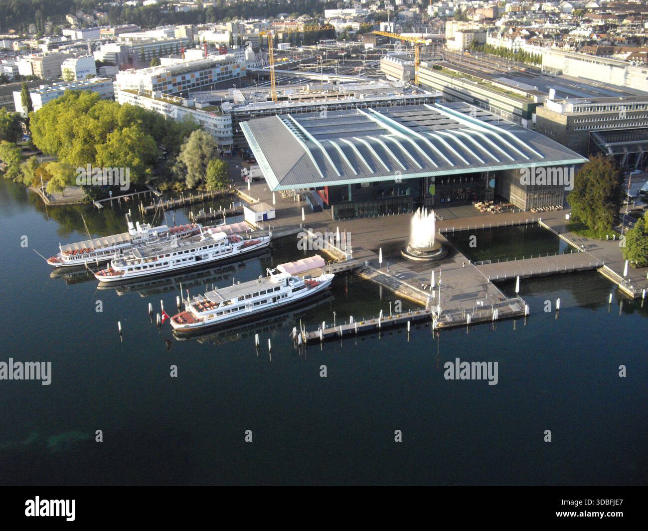 Veduta aerea del KKL Lucerna (Centro culturale e congressuale) e delle navi passeggeri SGV attraccate sul Lago di Lucerna, lucerna, Swizterland Foto Stock