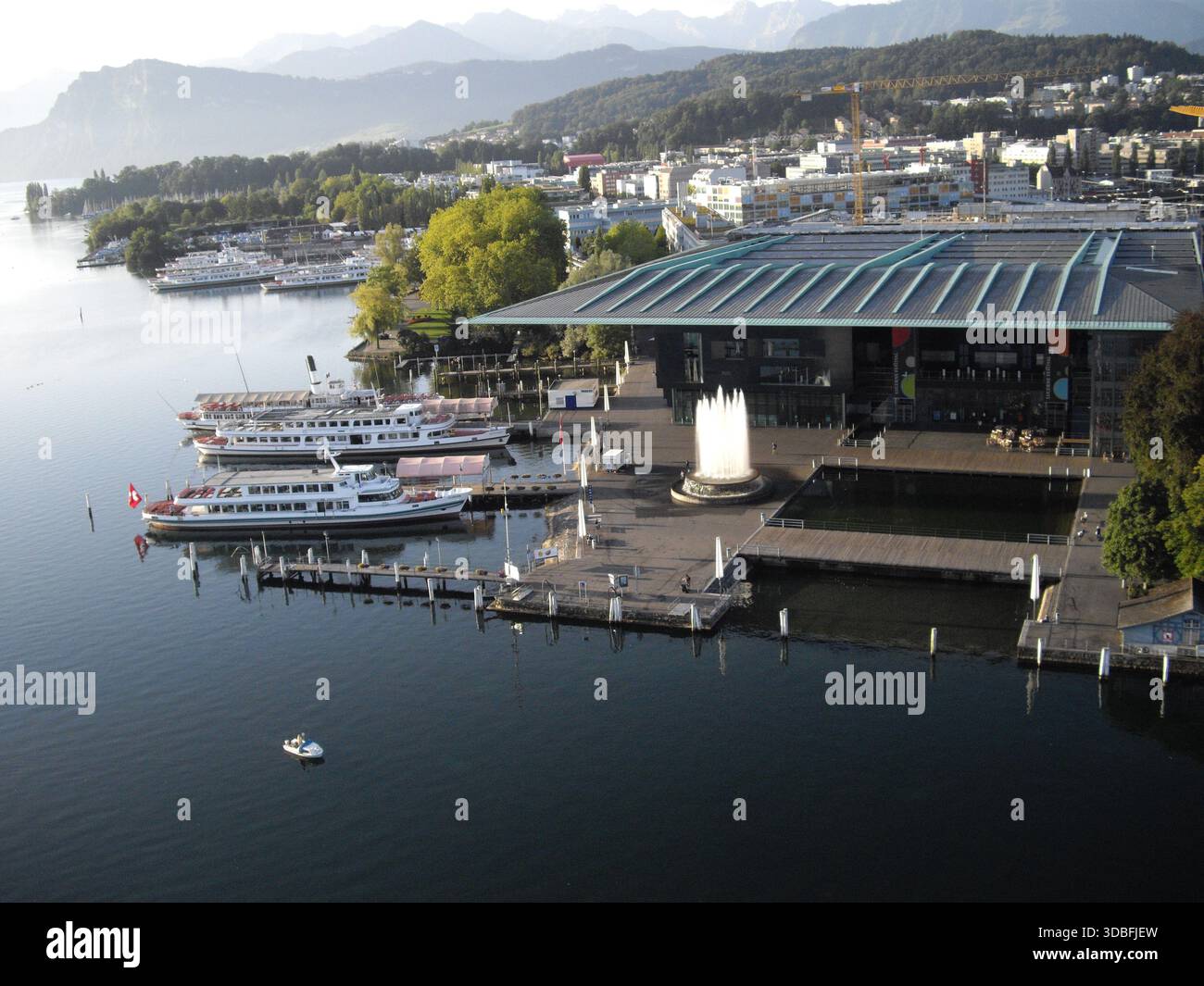 Veduta aerea del KKL Lucerna (Centro culturale e congressuale) e delle navi passeggeri SGV attraccate sul Lago di Lucerna, lucerna, Swizterland Foto Stock