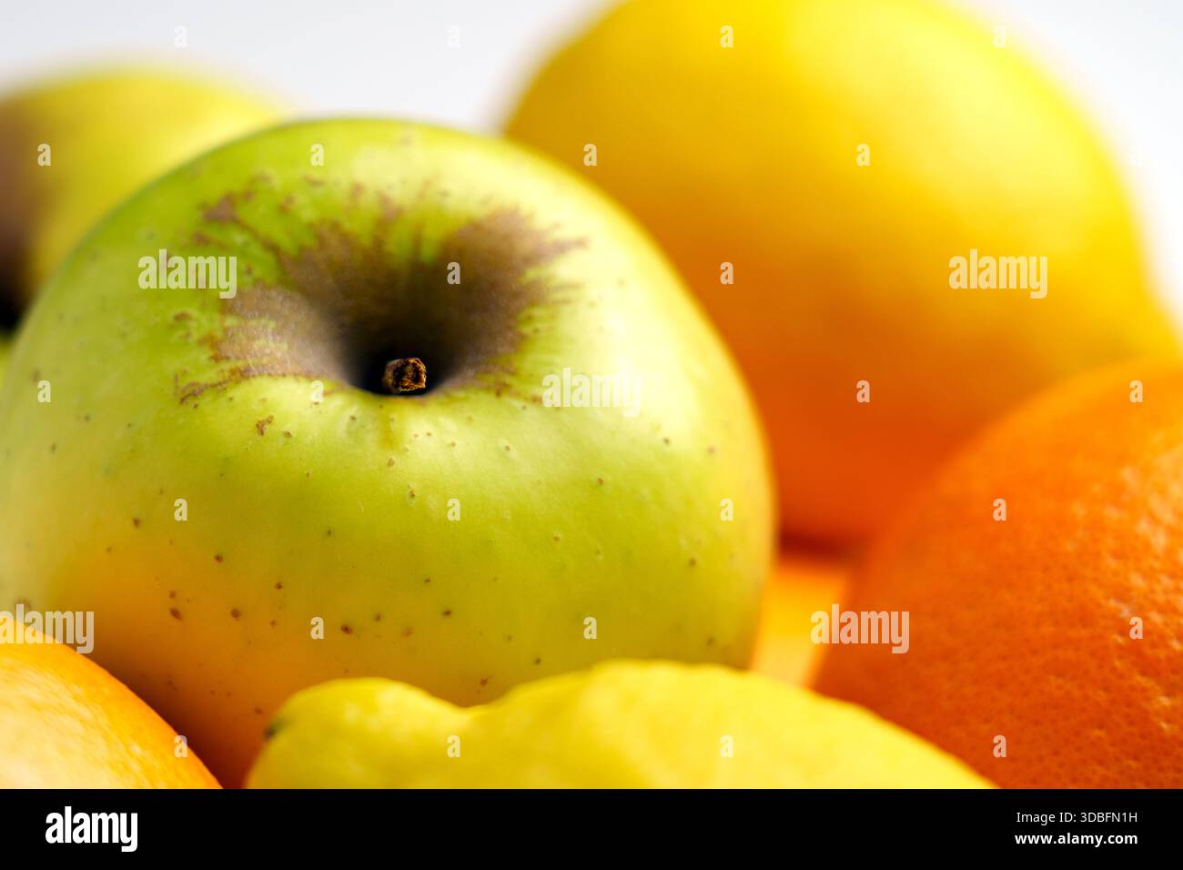 Colorato mix di prodotti interi di stagione con mele e agrumi. Concetto di stile di vita sano Foto Stock