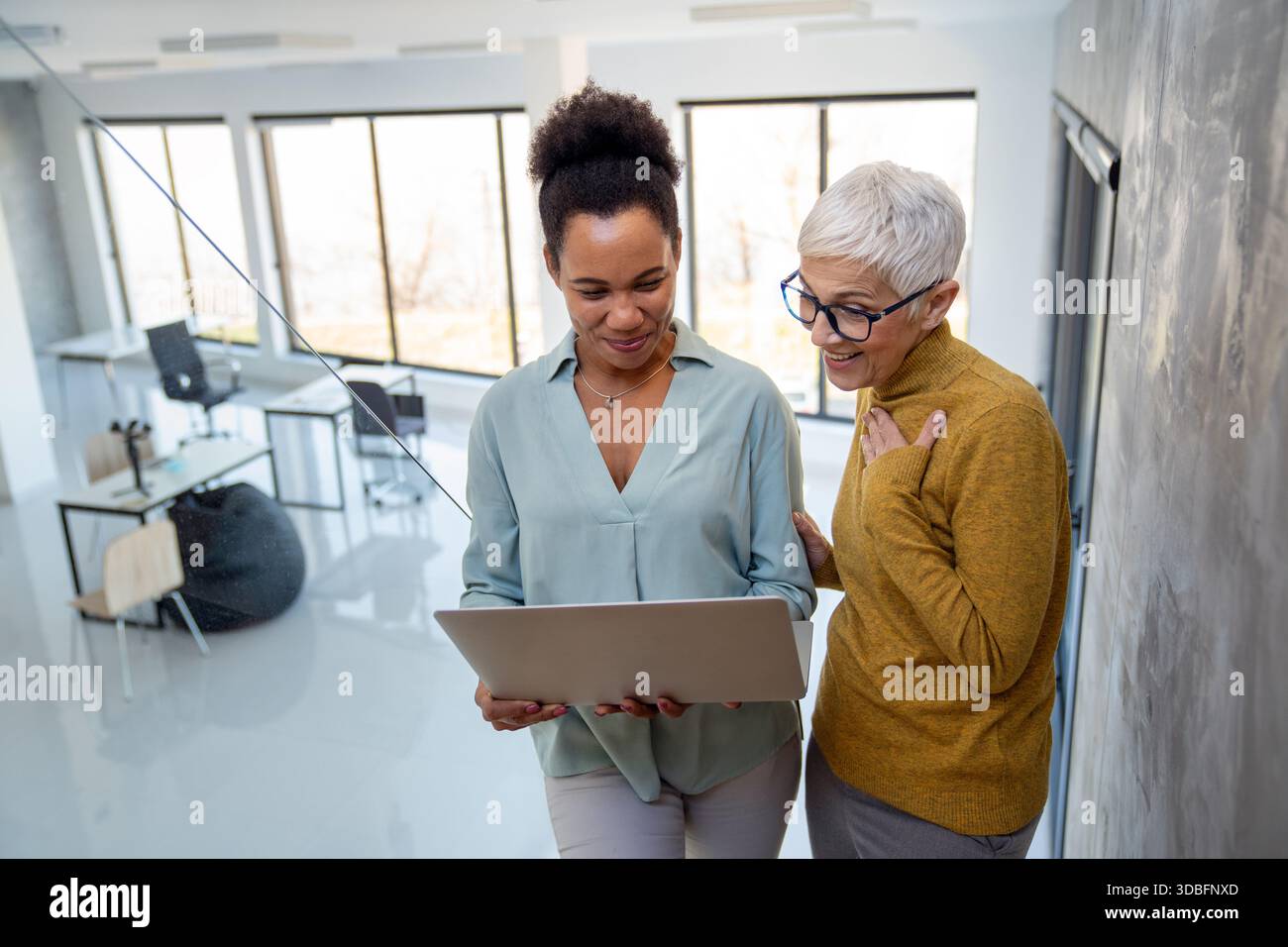 Intelligenza artificiale, innovazione nella programmazione. Lavorate di squadra con i notebook per soluzioni future Foto Stock