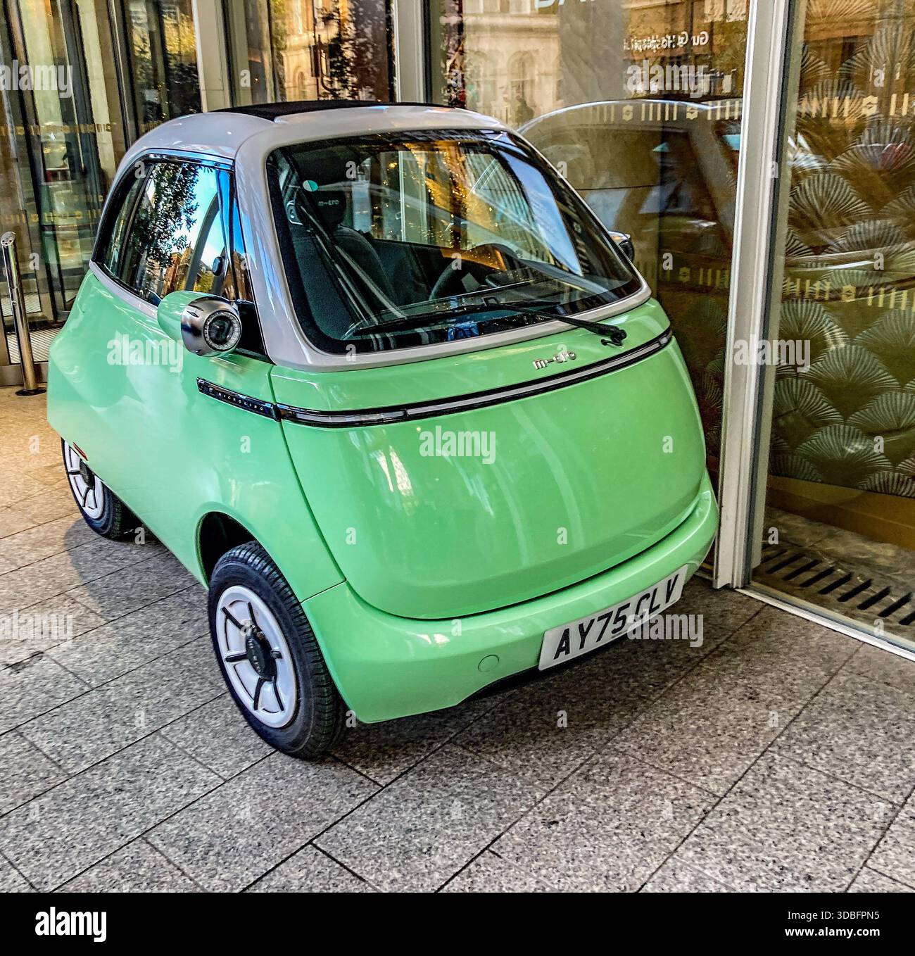 Vista frontale di tre quarti di un 2025, verde, Micro Microliono, all'esterno dello Shangri-la Hotel, London Bridge, - Immagine stock catturata con smartphone