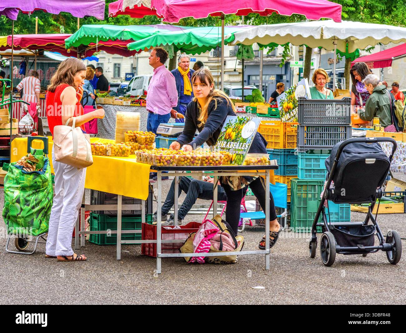 Giornata di mercato intensa con clienti serviti con frutta Mirabelle - Tours, Indre-et-Loire (37), Francia. Foto Stock