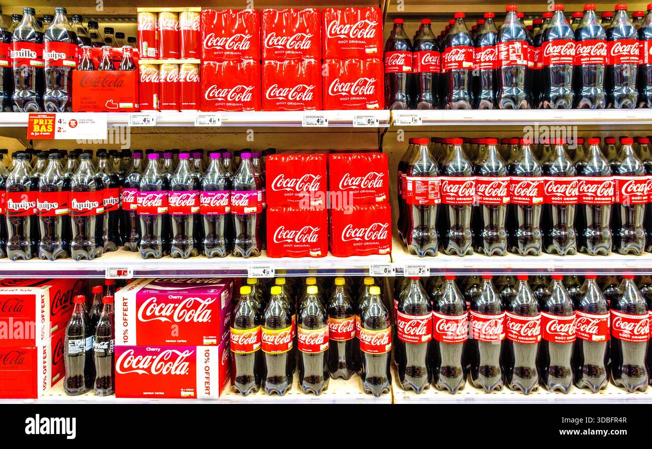 Scaffali del supermercato Super U riforniti di bottiglie, contenitori e confezioni di bibite Coca-Cola - la Roche Posay, Vienne (86), Francia. Foto Stock