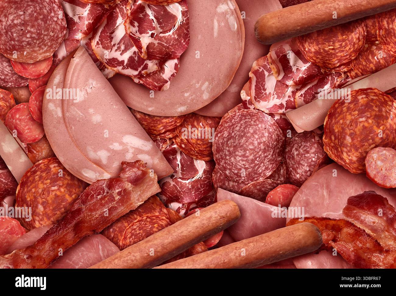 Carni lavorate come sottofondo come un assortimento di affettati e affettati come prosciutto in stile deli salame prosciutto e hot dog come salumi salumi. Foto Stock