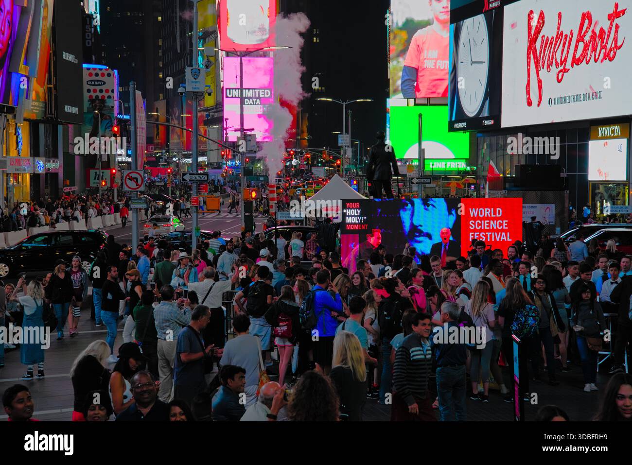 Vivace attività notturna a Times Square a New York Foto Stock