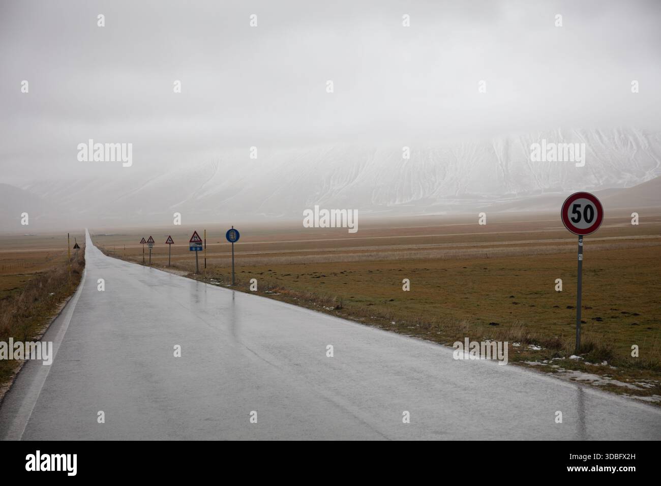 Famoso per la sua colorata fioritura primaverile, l'altopiano di Castelluccio di Norcia offre un'atmosfera meditativa durante la stagione invernale meno frequentata Foto Stock