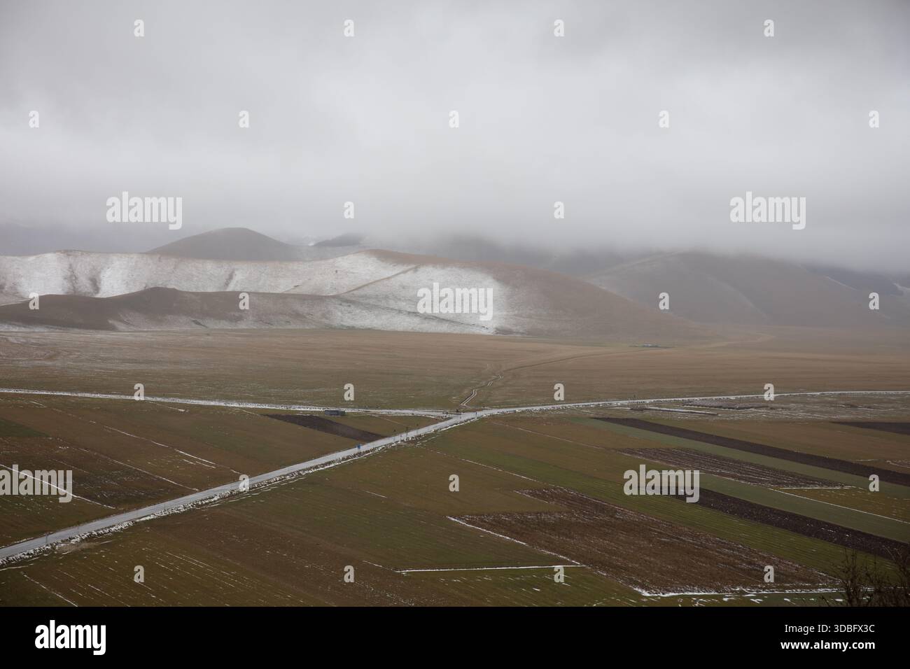 Famoso per la sua colorata fioritura primaverile, l'altopiano di Castelluccio di Norcia offre un'atmosfera meditativa durante la stagione invernale meno frequentata Foto Stock