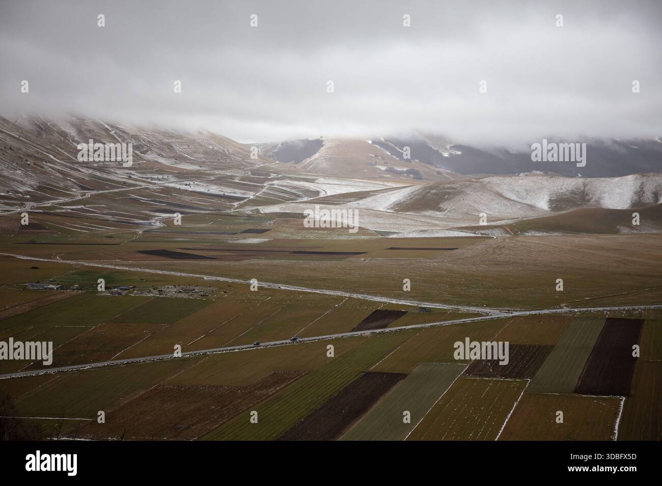 Famoso per la sua colorata fioritura primaverile, l'altopiano di Castelluccio di Norcia offre un'atmosfera meditativa durante la stagione invernale meno frequentata Foto Stock