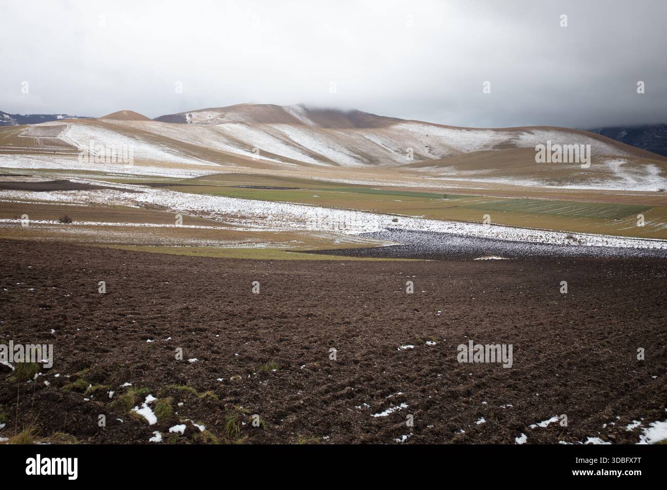 Famoso per la sua colorata fioritura primaverile, l'altopiano di Castelluccio di Norcia offre un'atmosfera meditativa durante la stagione invernale meno frequentata Foto Stock