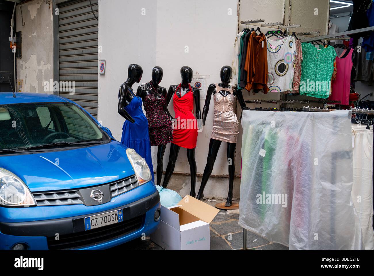 Stand del mercato con abiti a Napels, Italia Foto Stock