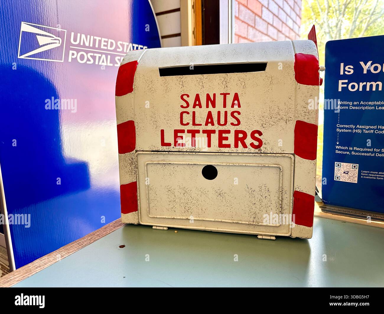 Cassetta postale di Babbo Natale presso un ufficio postale degli Stati Uniti. Valparaiso, USA 29 ottobre 2025 - Immagine stock catturata con smartphone