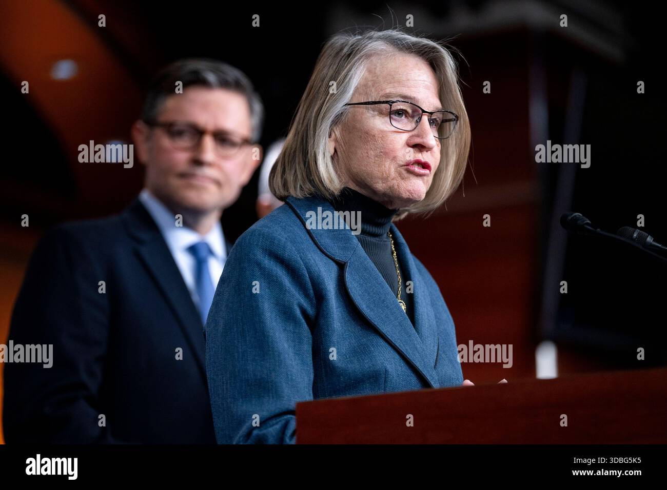 Washington, Stati Uniti. 16 dicembre 2025. Mariannette Miller-Meeks, R-IA, parla durante una conferenza stampa al Campidoglio degli Stati Uniti a Washington, DC, martedì 16 dicembre 2025. Il presidente della camera Mike Johnson, R-LA, ha annunciato che non ci sarà un voto per la parola sulla proroga dei sussidi della camera - Enhanced Affordable Care Act, causando attrito con i repubblicani della camera del distretto swing. Foto di Bonnie Cash/UPI credito: UPI/Alamy Live News Foto Stock