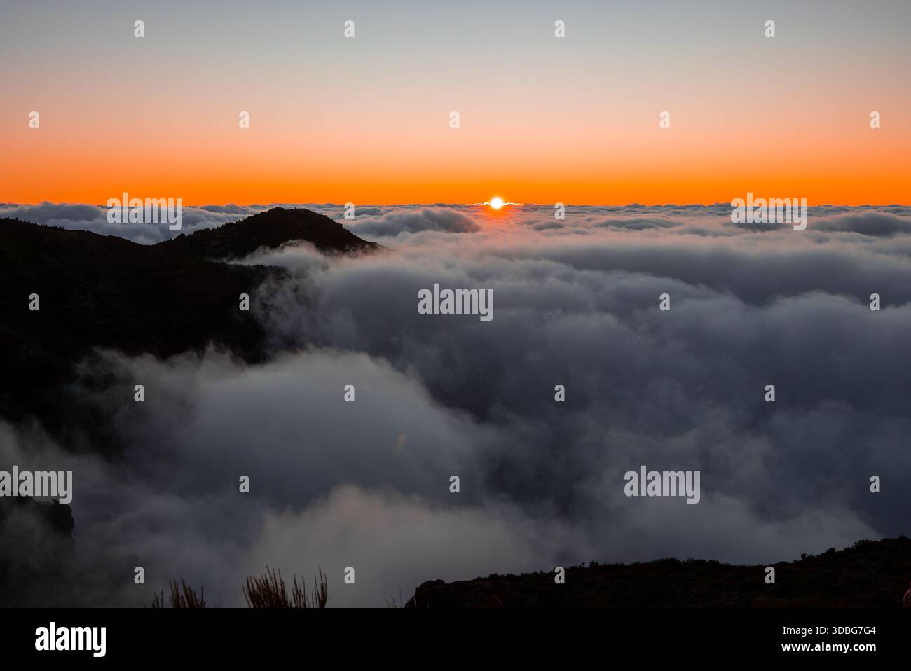 Alba sul mare nuvoloso e picchi vicino a Pico do Arieiro, Madeira Foto Stock