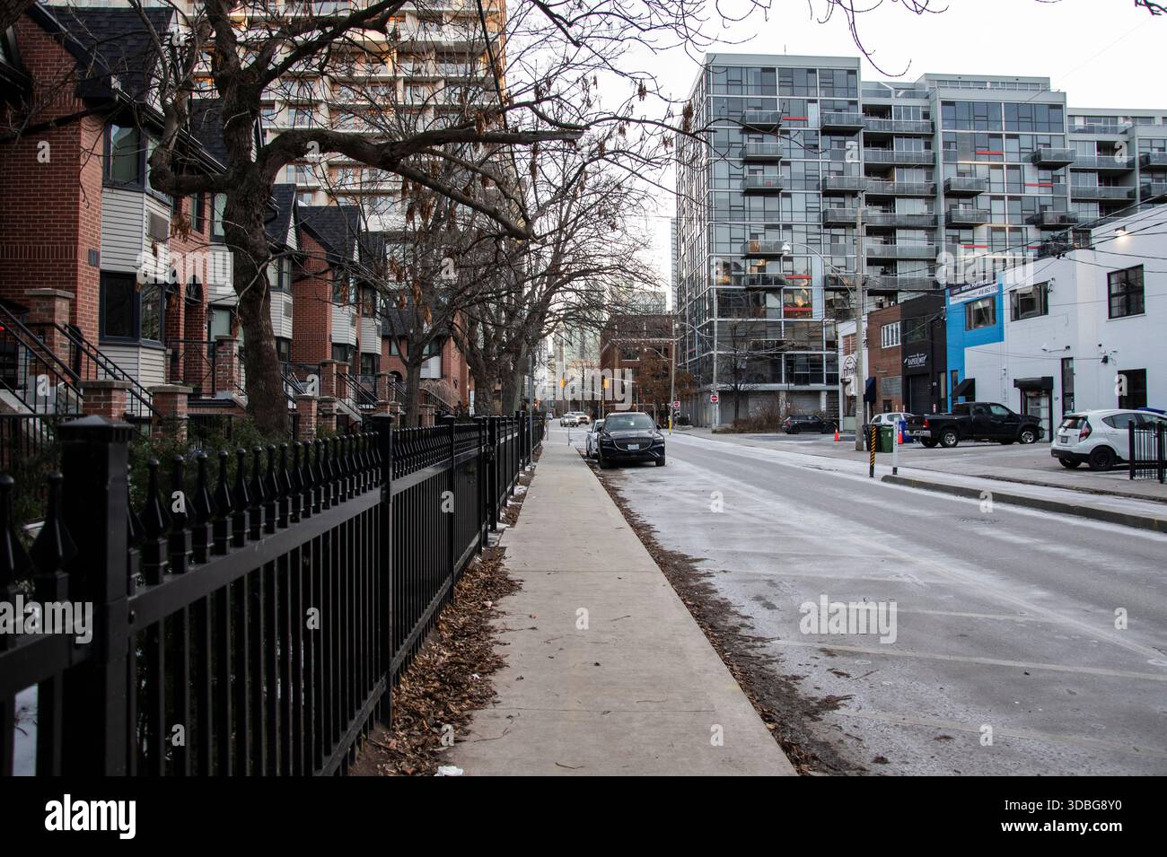 Guardando verso est verso Bathurst Street su Wellington Street West nel centro di Toronto, Ontario, Canada Foto Stock
