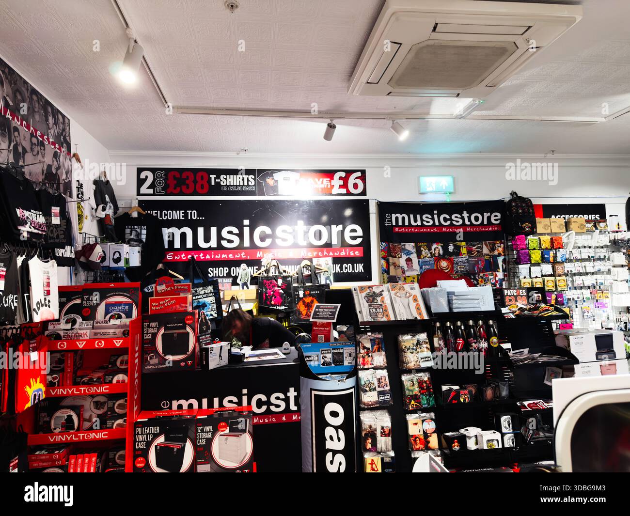 Stretford, Regno Unito - 15 novembre 2025: Vivace scena di negozi di Manchester con articoli musicali, abbigliamento, poster e accessori in mostra. Foto Stock