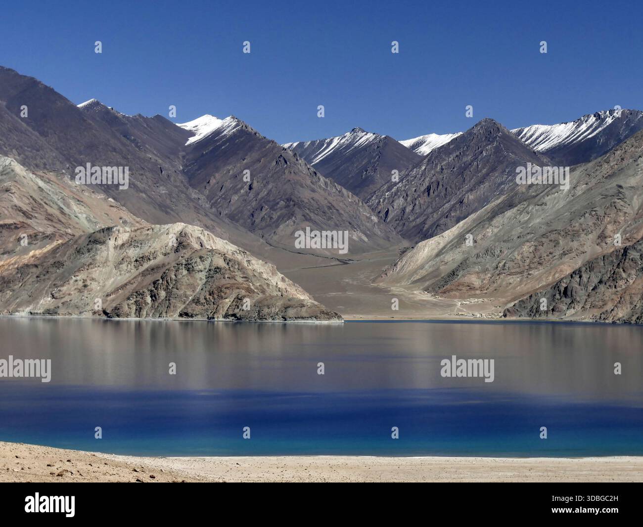 Pangong TSO, paesaggio panoramico dell'Himalaya sull'altopiano tibetano, in Ladakh, India Foto Stock