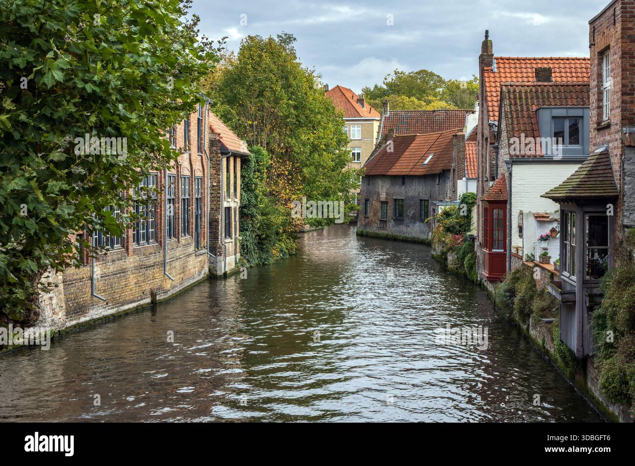 Vista sul canale d'acqua Bakkersrei dal Ponte di Maria (Mariabrug) a Bruges, Belgio. Foto Stock