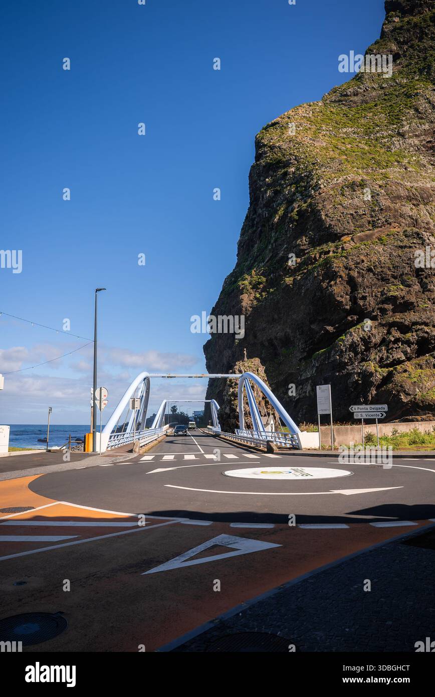 La strada costiera nord di Madeira conduce a Ponta Delgada e Sao Vicente tramite il ponte ad arco Foto Stock