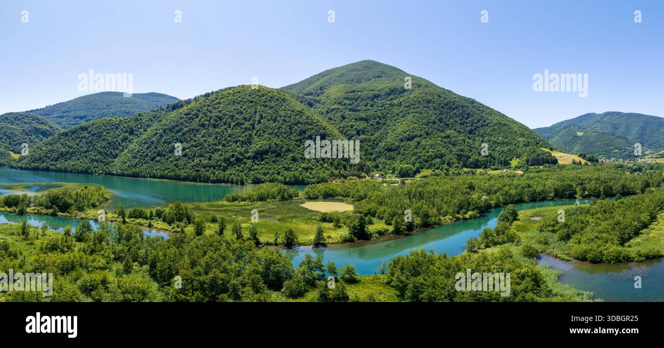 Lago Pliva con colline e isole, Bosnia Foto Stock