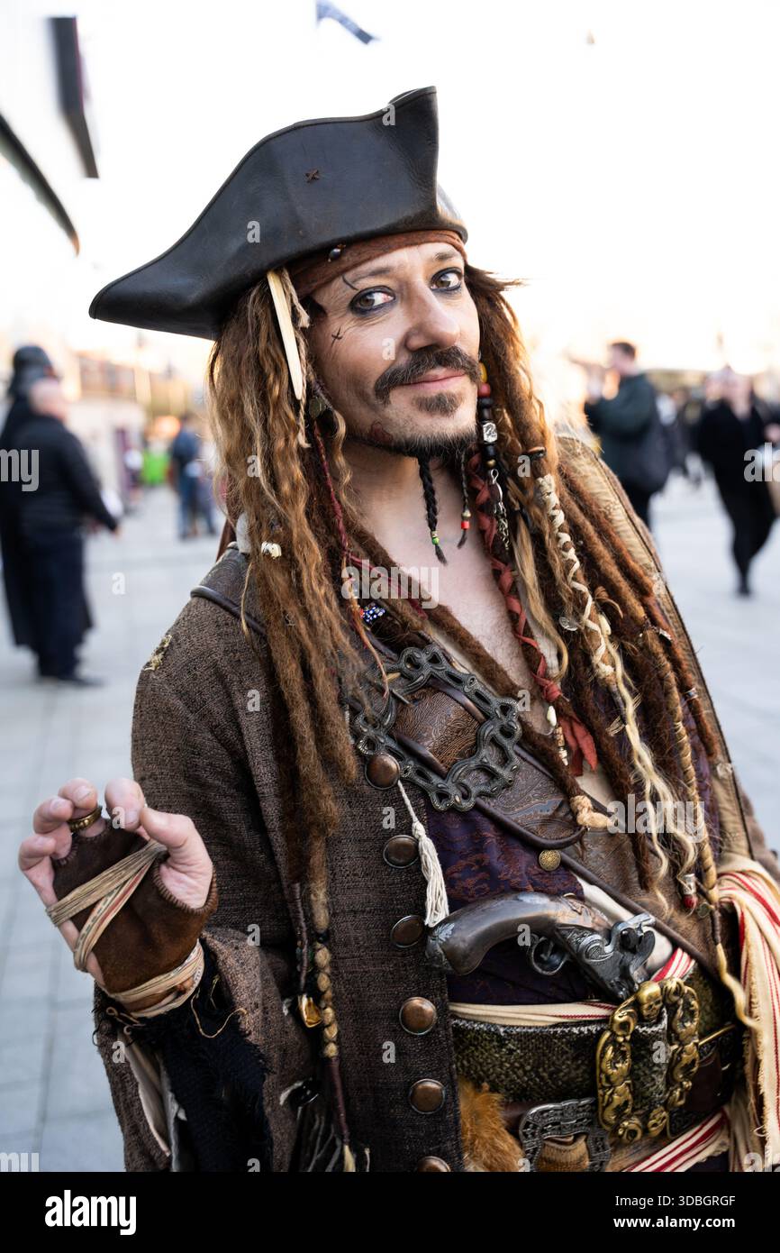 Un ritratto ravvicinato di un cosplayer maschile vestito da capitano Jack Sparrow dei Pirati dei Caraibi che sembra felice e divertente Foto Stock