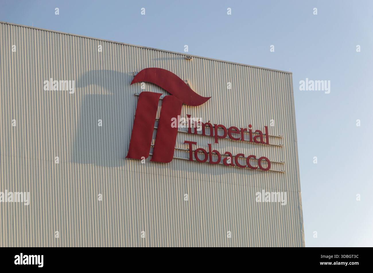 Tarnowo Podgorne, Polonia - 26 ottobre 2025: Logo e segno della Imperial Tobacco Polska S.A. Foto Stock