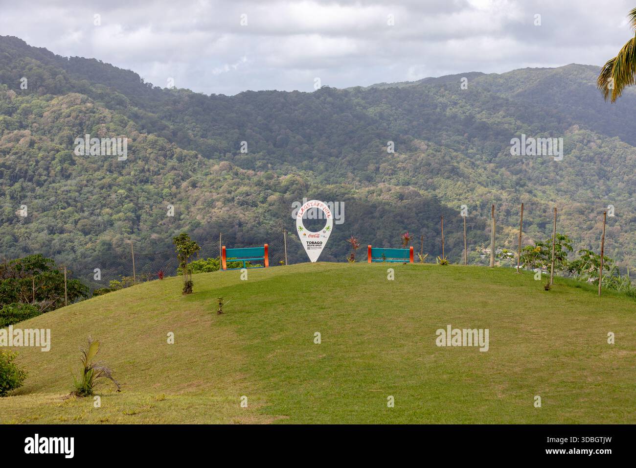 Vista da Flagstaff Hill a Tobago che si affaccia su lussureggianti colline verdi e strade tortuose, un punto panoramico nell'entroterra all'interno del paesaggio tropicale dell'isola. Foto Stock