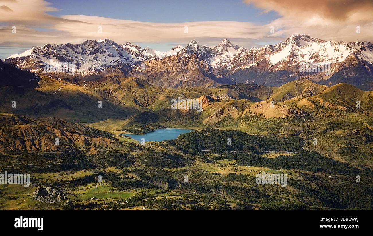 Splendido paesaggio al tramonto nei Pirenei di Huesca, in Spagna, con montagne innevate sopra un lago e verdi foreste Foto Stock