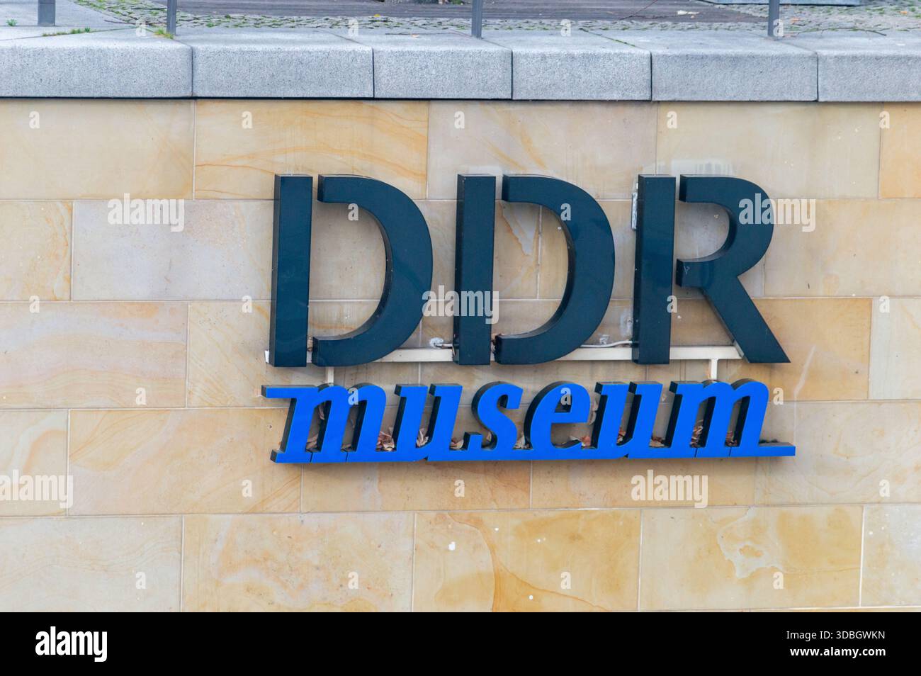 Berlino, Germania - 2 novembre 2025: Logo e segno del museo DDR. Foto Stock
